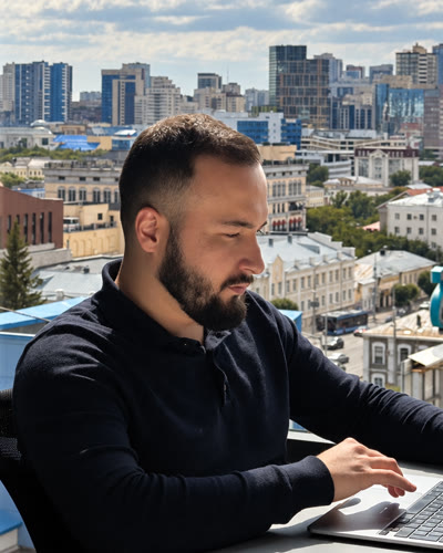 Жасур Сабиржанов за ноутбуком